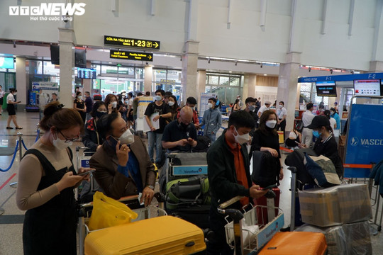 Ảnh: Người dân ùn ùn rời TP.HCM về quê ăn Tết, sân bay Tân Sơn Nhất đông nghịt