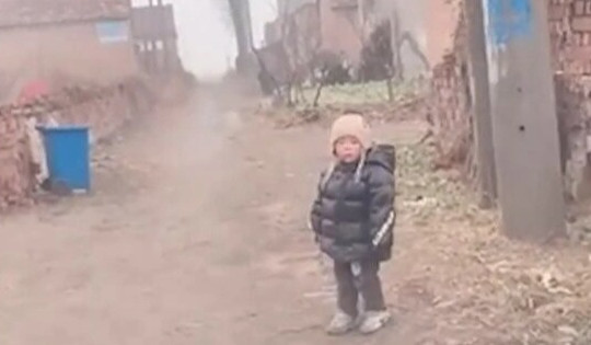 Bé 2 tuổi đứng cổng làng chờ bố mẹ về quê ăn Tết, dân mạng xót xa