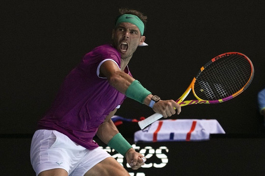 Australian Open: Nadal vào tứ kết, Zverev thua ‘bê bết’