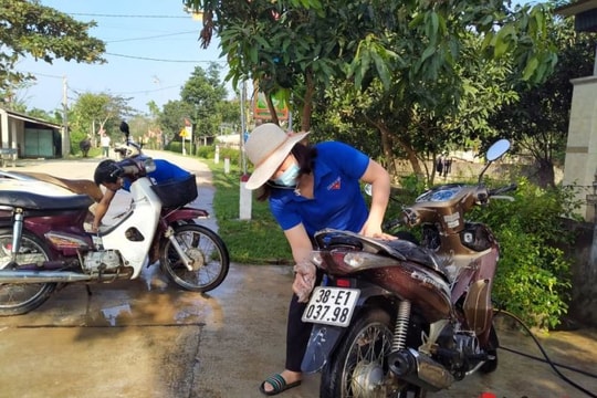 Thanh niên Hà Tĩnh rửa xe gây quỹ 'Xuân yêu thương'