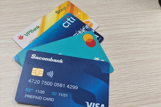 Rủi ro mất tiền vì xài dịch vụ rút tiền mặt từ thẻ tín dụng