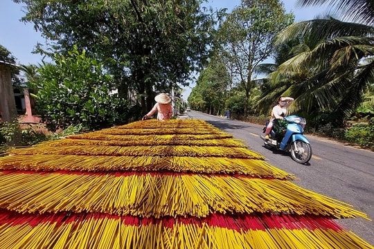 Mang cả cháu 2 tuổi đến xưởng, còng lưng 16 tiếng mỗi ngày lo hàng Tết