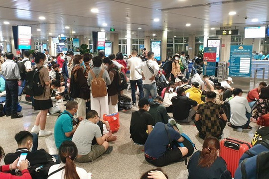 Khách đông nghẹt tại Tân Sơn Nhất do nhiều chuyến bay bị chậm chuyến