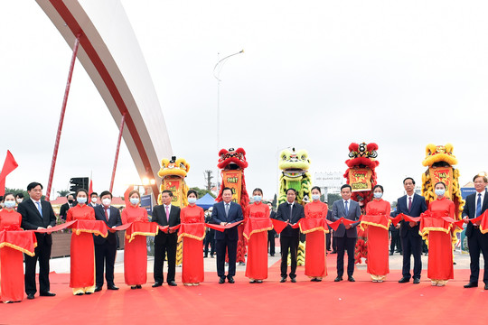 Phó Thủ tướng Lê Văn Thành cắt băng thông xe cây cầu 'cánh sóng vươn xa' của Hải Phòng