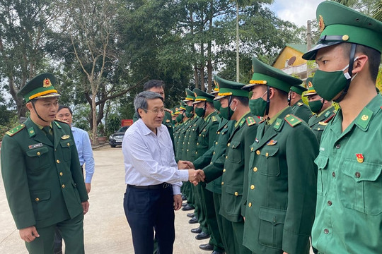 Phó Chủ tịch Quảng Trị kiểm tra an ninh biên giới Việt - Lào ngày cận Tết