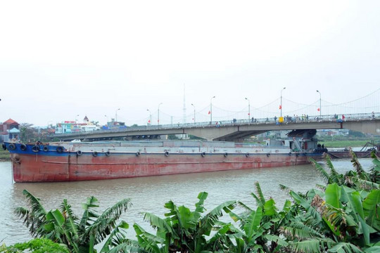 Tàu thuỷ chở xi măng đâm nứt dầm cầu Thái Bình, thuyền trưởng bị thương