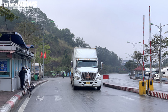 Cảnh thông quan hàng hóa tại cửa khẩu duy nhất còn hoạt động ở Lạng Sơn
