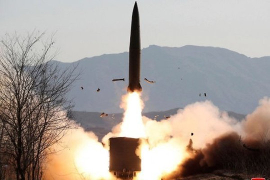 Triều Tiên vừa phóng thêm 2 tên lửa ra biển