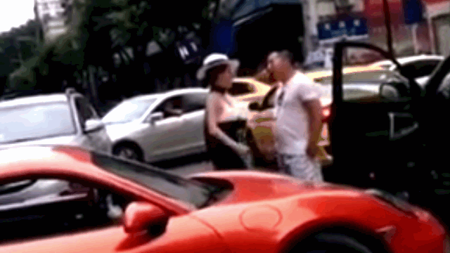Clip: Hung hăng đánh người, nữ tài xế đi xe sang bị tát bay mũ