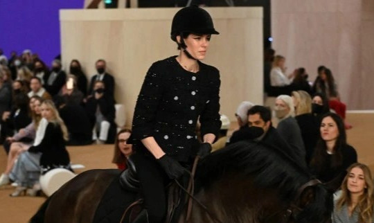 Thần thái đỉnh cao của nữ quý tộc cưỡi ngựa trong show thời trang quốc tế
