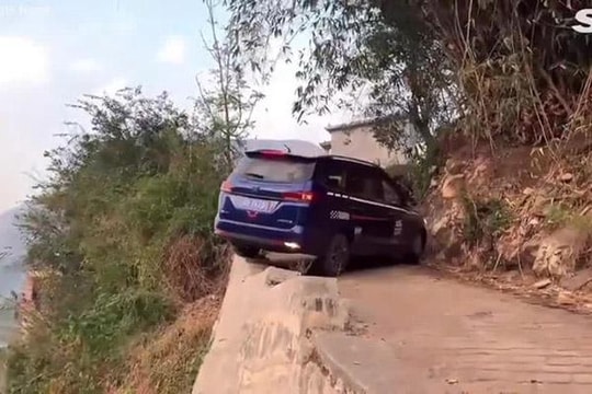 Clip: Thót tim tài xế quay xe trên vách núi cheo leo thu hút 18 triệu lượt xem