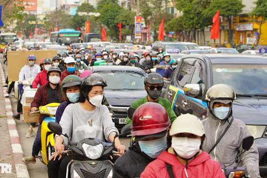 Hàng vạn người rời Hà Nội về quê trong ngày làm việc cuối cùng năm Tân Sửu