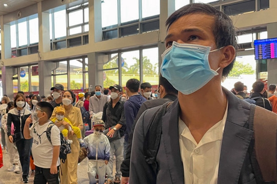 Hàng loạt khách bị kẹt ở sân bay Tân Sơn Nhất vì hãng bay đổi giờ cất cánh