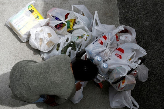 Singapore thu phí túi ni-lông để giảm rác thải