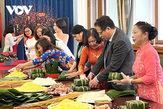 Đại sứ quán Việt Nam tại Nga gói bánh chưng đón Tết Nhâm Dần