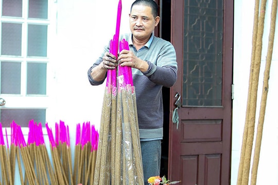 Độc đáo cây hương 'khổng lồ' ở Hải Dương thắp tết Nhâm Dần 2 ngày không hết