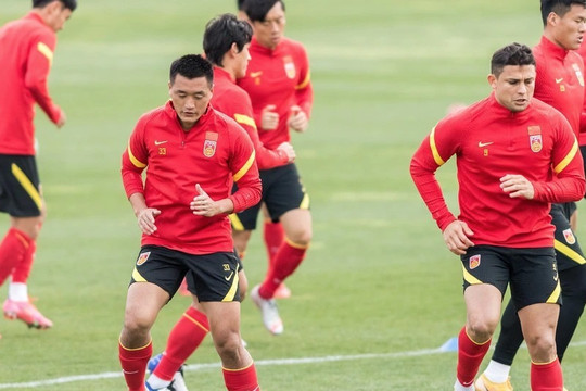 Đội tuyển Trung Quốc chê sân Hàng Đẫy