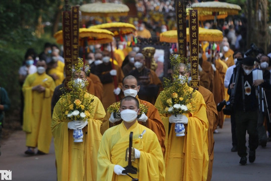 Hàng nghìn người đưa tiễn Thiền sư Thích Nhất Hạnh trong nghi lễ tâm tang