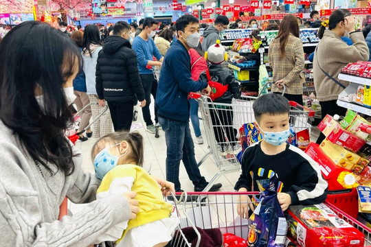Người dân Hà Nội đổ xô vào siêu thị mua sắm trong ngày đầu nghỉ Tết