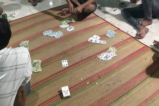 Đánh bài ăn tiền bị xử phạt hành chính như thế nào?