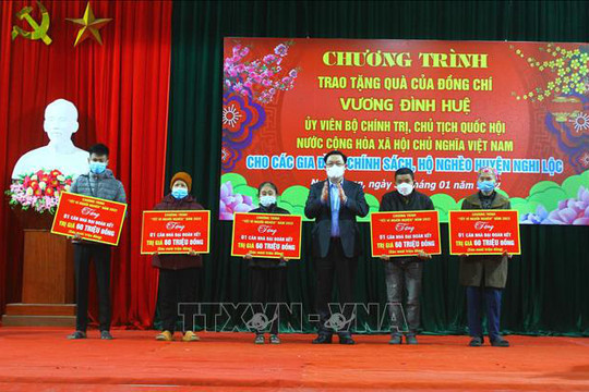 Chủ tịch Quốc hội thăm, tặng quà Tết các hộ nghèo, gia đình chính sách tại Nghệ An