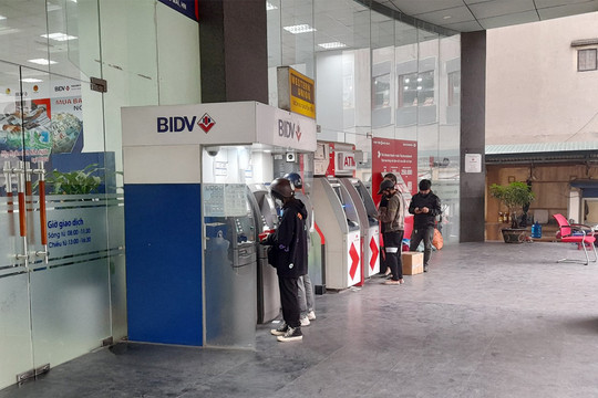 Khách chuộng thanh toán không tiền mặt, ATM hết cảnh bị 'tắc'