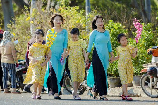 Ninh Thuận: Người dân dạo chợ ngắm hoa là chính, ít người mua