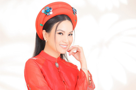 'Ca sĩ tỷ phú' Hà Phương về Việt Nam ăn Tết, chụp áo dài lúng liếng