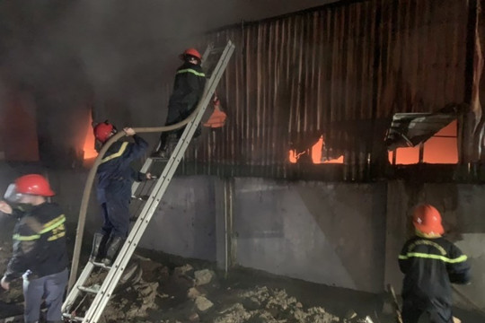 Hà Tĩnh: Cháy lớn tại cửa hàng kinh doanh điện nước ngay sau thời khắc giao thừa