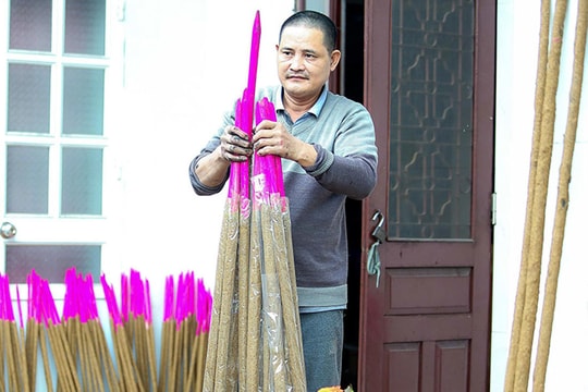 Nhất Việt Nam: Cây hương 'khổng lồ' thắp Tết 2 ngày không hết