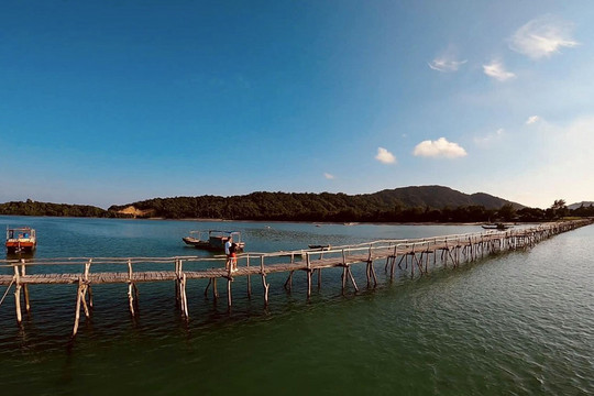 'Dị nhân' đất Mỏ với cây cầu Tình yêu trên đảo Cô Tô