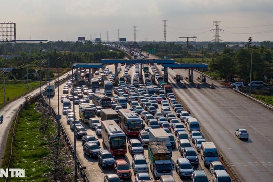 Người dân trở lại TPHCM, kẹt xe hơn 2km tại trạm thu phí Chợ Đệm