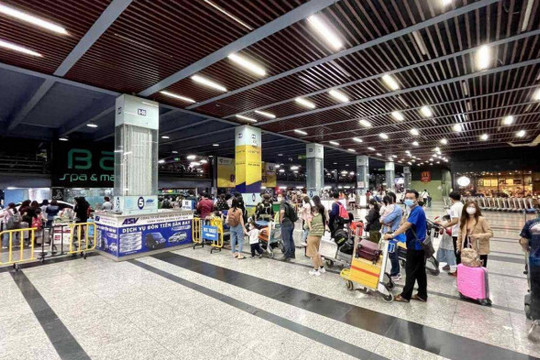 Khách đến sân bay Tân Sơn Nhất đông kỷ lục