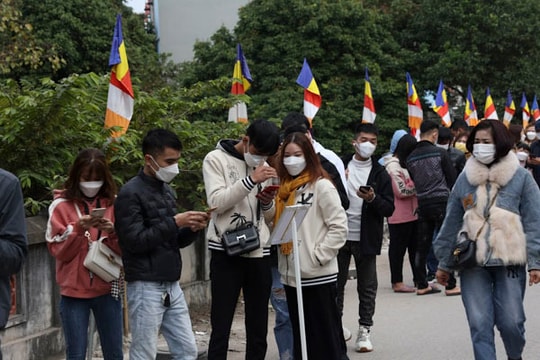 Hàng trăm người xếp hàng dài trước chùa Phật Tích đi lễ đầu năm