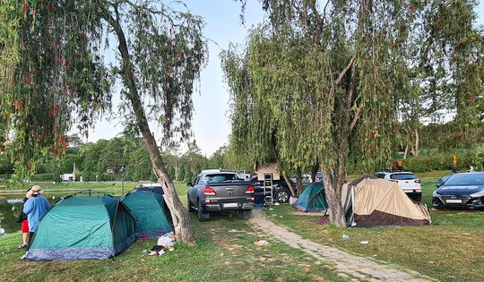 Khách sạn, nhà nghỉ quá tải, nhiều du khách dựng lều ngủ qua đêm bên hồ Xuân Hương