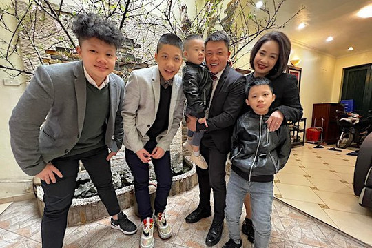 BTV Quang Minh cùng vợ và 4 con tươi vui đi chúc Tết