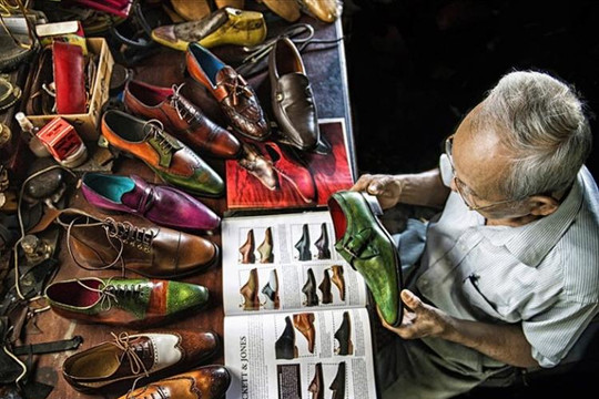 Người thợ đóng giày ở Sài Gòn được vinh danh tại cuộc thi ảnh du lịch quốc tế