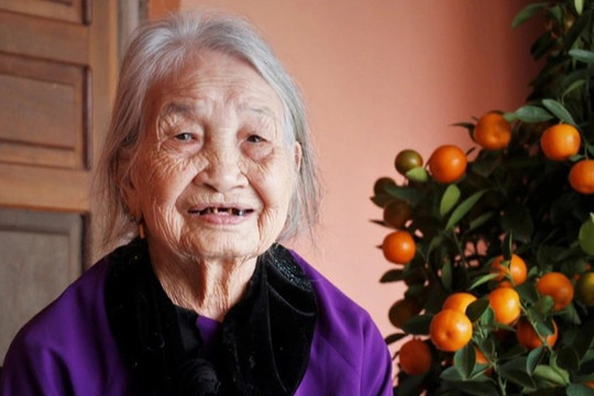 Thán phục cụ bà 101 tuổi vẫn xâu kim, đọc truyện Kiều vanh vách