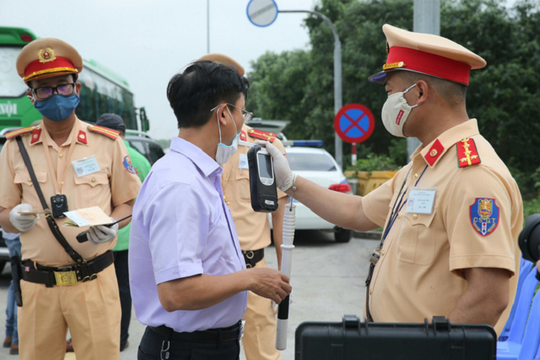 Mùng 5 Tết, xử phạt hơn 300 tài xế vi phạm nồng độ cồn