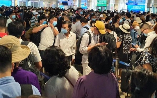 Khách ồ ạt đổ về sân bay Tân Sơn Nhất, "phá vỡ" kỷ lục cao điểm Tết