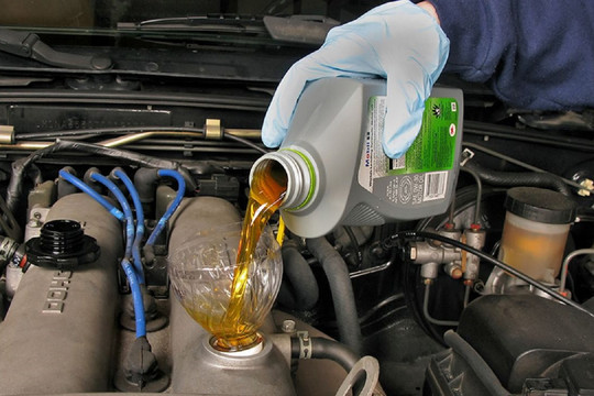 Đổ sai loại dầu nhớt ảnh hưởng như nào với ôtô?
