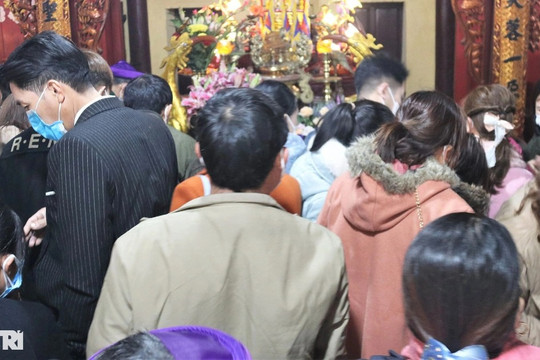 Đầu năm chen chúc tại Đền thờ Chế thắng Phu nhân Nguyễn Thị Bích Châu