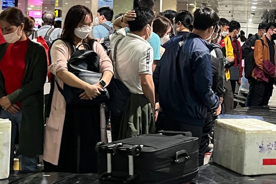 Đợi 90 phút mới lấy được hành lý ở Tân Sơn Nhất, lâu hơn cả bay vào TPHCM