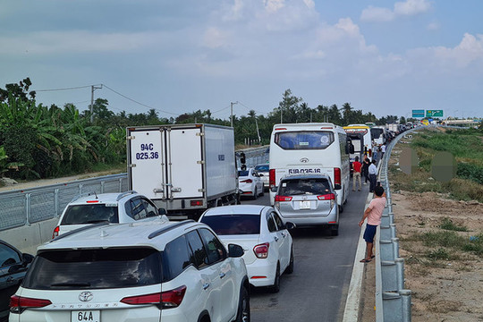 Gần 300 vụ xe chết máy, nổ lốp trên cao tốc Trung Lương - Mỹ Thuận dịp Tết