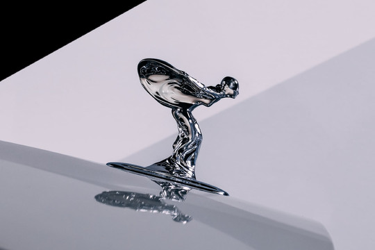 Rolls-Royce tái thiết kế logo Spirit of Ecstasy dành riêng cho mẫu xe điện mới