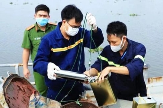 Lật tẩy chiêu 'phù phép' 200 triệu lít xăng lậu màu trắng thành màu vàng