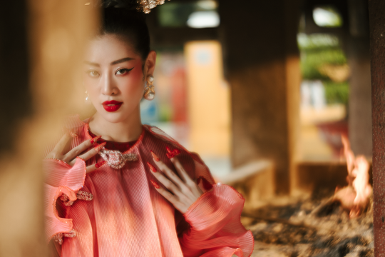 [Photo] Hoa hậu Khánh Vân đẹp bí ẩn trong bộ ảnh mừng Xuân mới