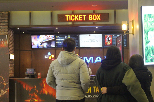 Hà Nội mở cửa rạp phim: Vắng vào 'giờ vàng,' đông các suất chiếu muộn