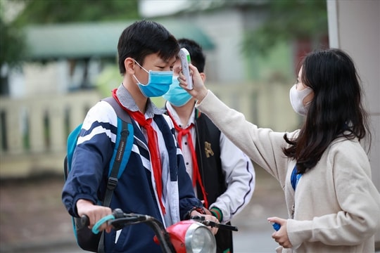 Học sinh tiểu học và lớp 6 ngoại thành Hà Nội đi học sau gần 10 tháng ở nhà