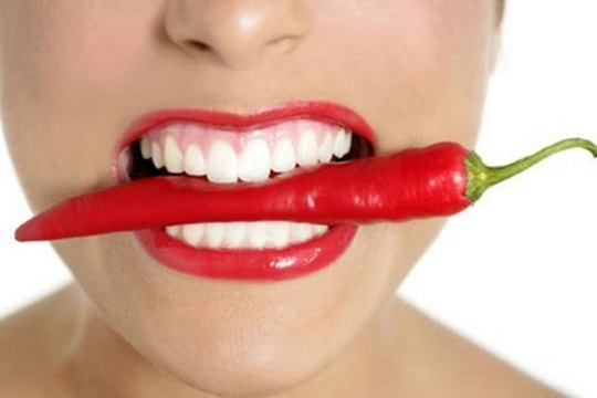 Dân mạng đua nhau làm mọng môi bằng dầu ớt, chuyên gia thẩm mỹ hết hồn
